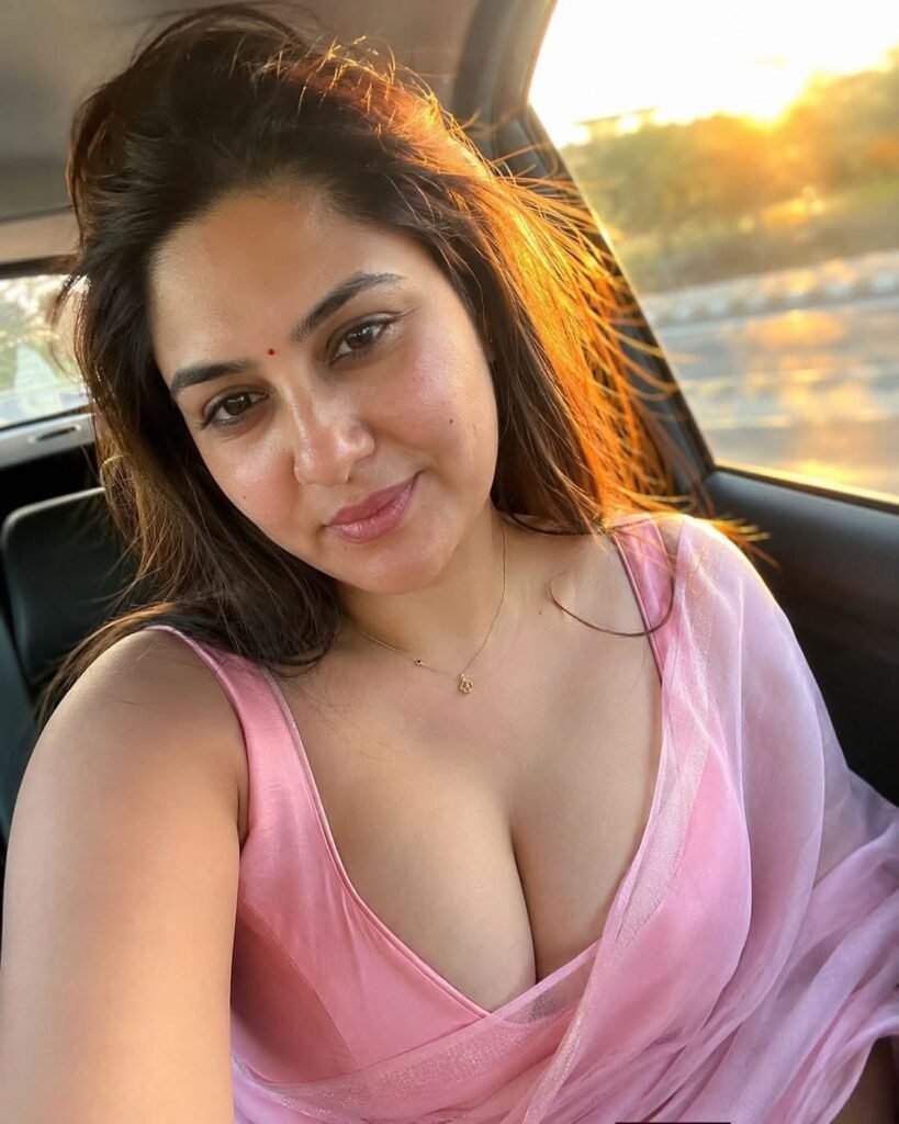 Gulshan Escort service overview and companion package discussion in a luxury lounge